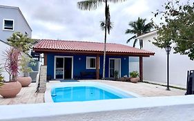 Casa em condomínio a 600m da praia de Pernambuco ideal para família